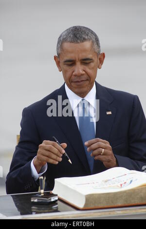 US-Präsident Barack Obama unterzeichnet ein Goldenes Buch während der Ankunft des G7-Gipfels auf Schloss Elmau bei Franz-Josef-Strauss-Flughafen in München am 7. Juni 2015. Foto: Hubert Boesl/Dpa - NO-Draht-Dienst- Stockfoto