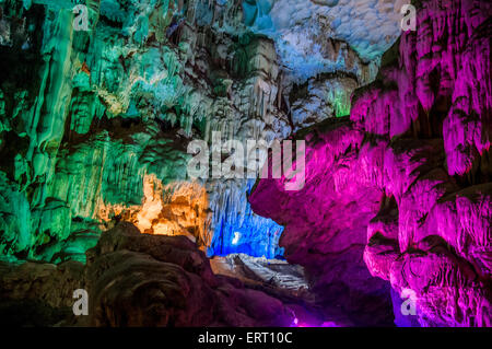 Vietnam Hang Dau Go (Holzpflöcke Höhle) ist die größte Grotte im Bereich ha lang seine drei großen Kammern enthalten große Numero Stockfoto