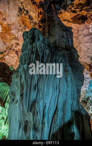 Vietnam Hang Dau Go (Holzpflöcke Höhle) ist die größte Grotte im Bereich ha lang seine drei großen Kammern enthalten große Numero Stockfoto