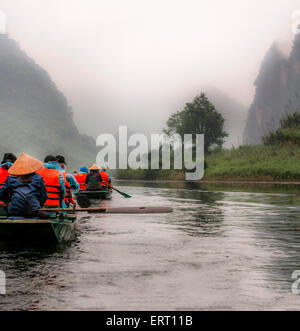 Reisen durch Tam Coc Höhlen am Fluss Ngo Gong in Ninh Binh, Vietnam Stockfoto