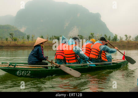 Reisen durch Tam Coc Höhlen am Fluss Ngo Gong in Ninh Binh, Vietnam Stockfoto