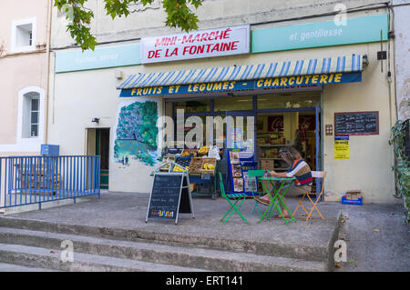 Kaufen Sie in das malerische Städtchen der Fontaine de Vaucluse, Provence, Frankreich, Europa ein Stockfoto