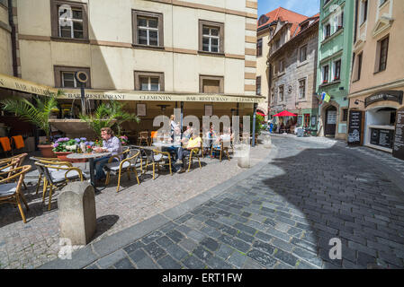 Tschechische Republik Böhmen Prager Altstadt. Personen an Tischen mit Sonnenschirmen im Straßencafé in der Nähe von Karlova Straße Stockfoto