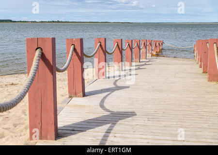Plank Fußweg und Zaun Grenze Seil-Barriere am Strand Stockfoto