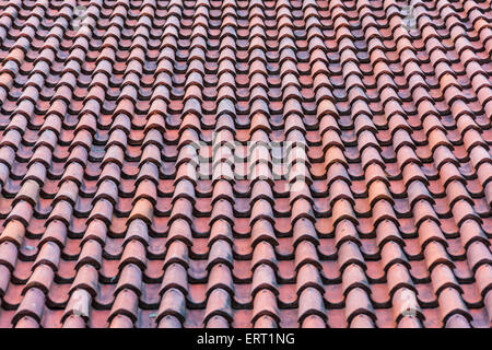 Homogene Oberfläche rot verwitterten Dachziegeln. Stockfoto