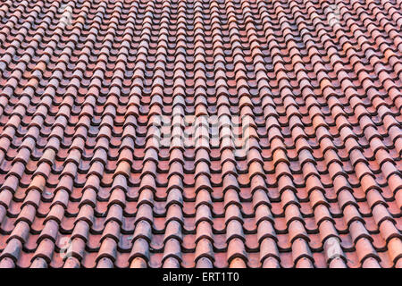 Homogene Oberfläche rot verwitterten Dachziegeln. Stockfoto