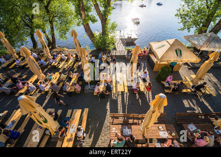 Bier-Restaurant am Fluss Vltava (Moldau), Prag, Tschechische Republik, Europa Stockfoto