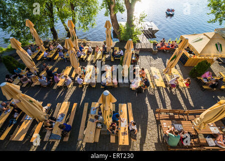 Bier-Restaurant am Fluss Vltava (Moldau), Prag, Tschechische Republik, Europa Stockfoto