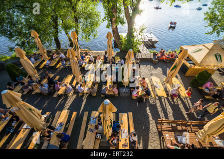 Bier-Restaurant am Fluss Vltava (Moldau), Prag, Tschechische Republik, Europa Stockfoto