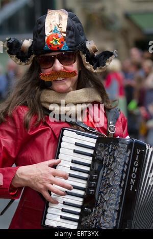 Calderdale, Yorkshire, 7. Juni 2015. Musiker spielen keboard Vignoni am Hebden Bridge Festival. Die 8 Hebden Bridge handgefertigte Parade unter dem Motto "in den Wind", die Kunst der Handarbeit. Eine feste Veranstaltungen mit Künstlern und Darstellern, die ein erstaunliches Ereignis erstellen, eine Gelegenheit, die für bis zu 1000 Personen Tanz in den Straßen von Hebden Bridge, die von Tausenden sah nach unten. Stockfoto