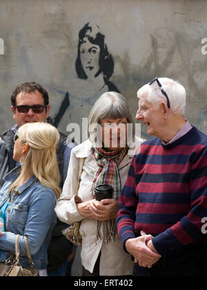 Calderdale, Yorkshire, 7. Juni 2015. Stewy Schablone portrait Wandmalerei der amerikanischen Dichterin Sylvia Plath, der Poet Laureate Ted Hughes an den Hebden Bridge Festival verheiratet war. Stockfoto