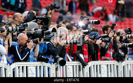 Professionelle Fotografen arbeiten bei einer Sportveranstaltung. Stockfoto