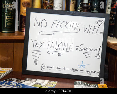 Leyburn, North Yorkshire, Großbritannien, 8. Juni 2015. 'No Fecking Wlan' ... Versuchen, Zeichen in der Kommunikation Hot Spot in den Yorkshire Dales, wo Gespräch durch den Vermieter Black Swan Hotel gefördert wird. Stockfoto