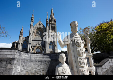 Statue von St Macartan und Prinz Cairbre vor St. Macartans Kathedrale Monaghan Stadt Grafschaft Monaghan Irland Stockfoto