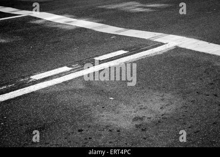 Asphalt Straße mit Haltelinie und Reifenspuren. Abstrakte Transport Hintergrund mit selektiven Fokus Stockfoto