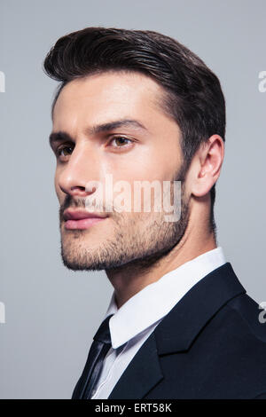 Closeup Portrait eines nachdenklich Geschäftsmannes auf grauem Hintergrund Stockfoto