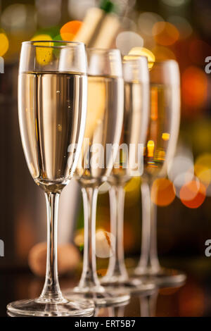 Feier-Thema mit Reihe von Gläsern Champagner. Stockfoto