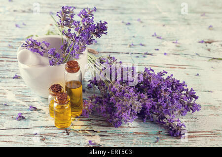 Lavendel Blüten auf Holz Stockfoto