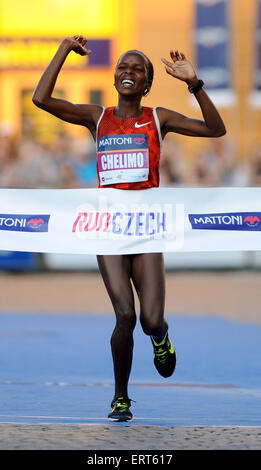 Ceske Budejovice, Tschechische Republik. 6. Juni 2015. Kenianische Läufer Rose Chelimo gewann Frauen Mattoni Ceske Budejovice halbe Marathon 2015 in Ceske Budejovice, Tschechische Republik, am Samstag, 6. Juni 2015. © Vaclav Pancer/CTK Foto/Alamy Live-Nachrichten Stockfoto