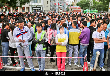 Zhangye, Gansu, CHN. 7. Juni 2015. Zhangye, CHINA - 7. Juni 2015: (Nur zur redaktionellen Verwendung. CHINA aus) Kandidaten mit ihren Eltern warten außerhalb Zhangye High School für die national College-Aufnahmeprüfung in Zhangye Gansu Provinz eingeben. Insgesamt 9,42 Millionen chinesische Schülerinnen und Schüler fing '' Gaokao'', die jährlichen nationalen College-Aufnahmeprüfung, Sonntag. Der Test nennt man oft einen '' Kampf um Schicksal zu bestimmen '' wie seine Ergebnisse entscheiden, ob ein Student aufs College, zurück in die Schule um ein weiteres Jahr geht oder versucht, einen Job zu finden. © SIPA Asien/ZUMA Draht/Alamy Live-Nachrichten Stockfoto