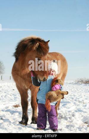 Mädchen und Islandpferd Stockfoto