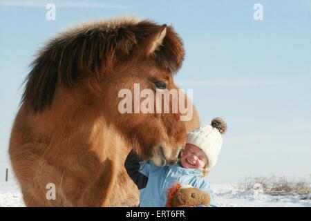 Mädchen und Islandpferd Stockfoto