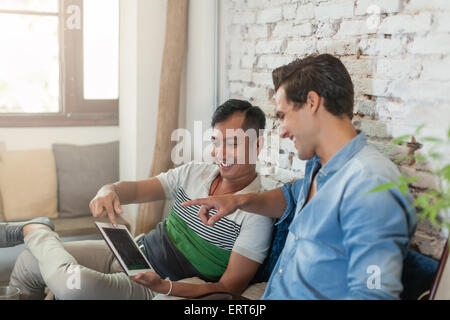Zwei Männer mit Tablet Computer Internet Cafe Stockfoto