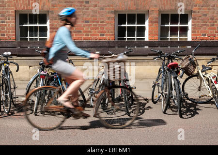 Einzelnen weiblichen Radfahrer auf der Straße in Cambridge, England Stockfoto