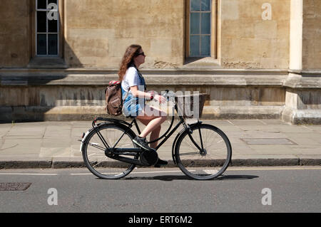 Einzelnen weiblichen Radfahrer auf der Straße in Cambridge, England Stockfoto