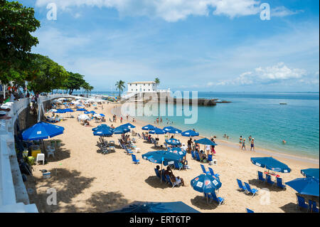 SALVADOR, Brasilien - 13. März 2015: Beachgoers nutzen ruhige See am Porto da Barra Beach in der Nähe von Santa Maria Fort. Stockfoto