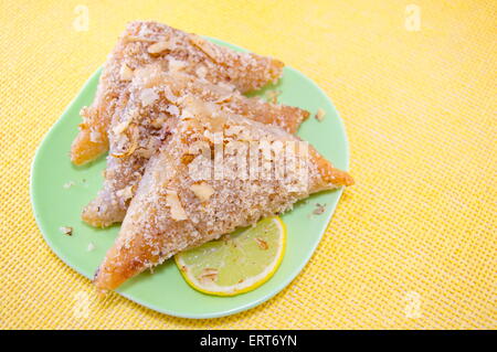 Dreieckige türkische Baklava auf einem Teller Stockfoto