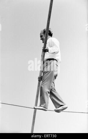 Karl Wallenda, Seiltänzer, über BBC Television Centre, weiße Stadt, London, Sonntag, 16. April 1972. Dreharbeiten zu einer Demonstration für Kinderprogramm Blue Peter. Stockfoto