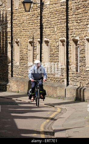 einzelne Radfahrer auf der Straße in Cambridge, england Stockfoto