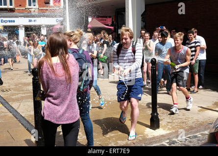 Studenten feiern nach Prüfungen, Cambridge, england Stockfoto