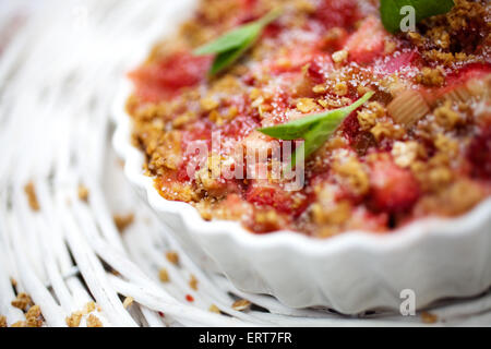 Hausgemachte Kuchen mit Rhabarber und Erdbeeren Stockfoto