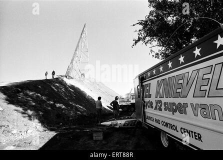 Stuntman Evel Knievel bereitet, Snake River Canyon in Idaho auf eine Dampf angetriebene Rollen zu springen. 26. August 1974. Stockfoto