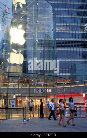 Apple Computer Store im Finanzviertel Lujiazui in Pudong in Shanghai, China. Ansicht des großen modernen Apple Store in Shanghai Stockfoto