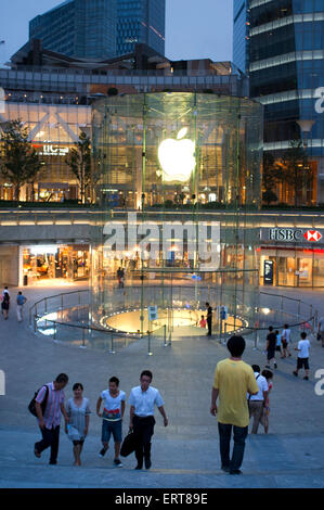 Apple Computer Store im Finanzviertel Lujiazui in Pudong in Shanghai, China. Ansicht des großen modernen Apple Store in Shanghai Stockfoto