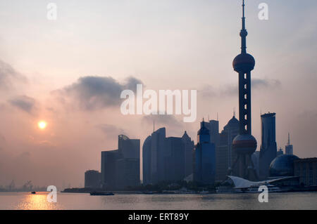 Skyline von Pudong, Shanghai, China. Skyline von Pudong vom Bund, mit Wahrzeichen Oriental Pearl Tower und Jin Mao Tower aus gesehen Stockfoto