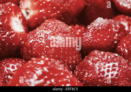 Retro-Filter der rote Sommer Erdbeeren Früchte In Markt-Anzeige Stockfoto