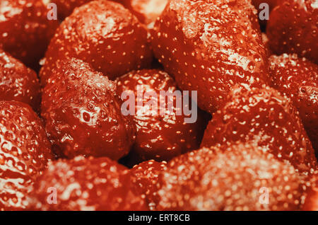 Retro-Filter der rote Sommer Erdbeeren Früchte In Markt-Anzeige Stockfoto