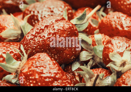 Retro-Filter der rote Sommer Erdbeeren Früchte In Markt-Anzeige Stockfoto