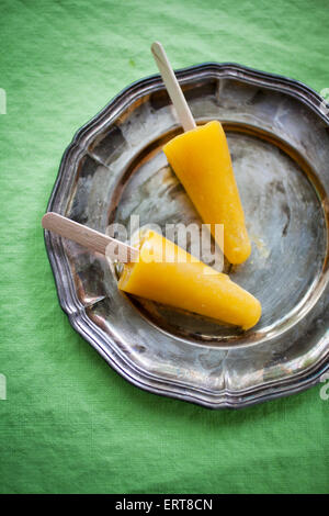 Gelbes Eis am Stiel mit tropischen Früchten Stockfoto