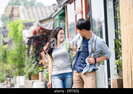 Junges Paar Reisen in Beijing Hutong Stockfoto