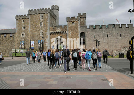 Eine Gruppe von Studenten überquert die Straße zum Cardiff Castle vor dem Haupteingang in Cardiff Wales UK KATHY DEWITT Stockfoto