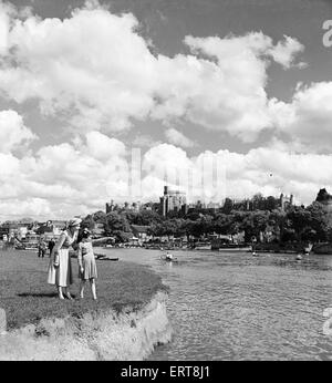 Eine Frau und ein junges Mädchen auf der Suche über die Themse mit Windsor Castle im Hintergrund, Berkshire, 1. Mai 1952. Stockfoto