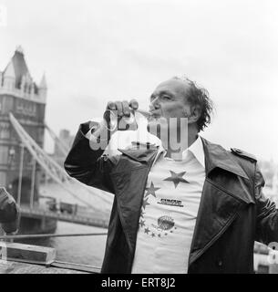 Karl Wallenda, Seiltänzer, kreuzt 100ft über dem Boden, in der Nähe von Tower Bridge, London, Montag, 22. November 1976. Im Bild feiert nach der Kreuzung. Stockfoto