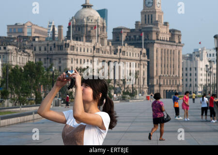 Der Bund-Promenade, Shanghai, China. Skyline von Shanghai China Shanghai Tourist betrachtet über den Huangpu-Fluss vom Bund. Bin Ji Stockfoto