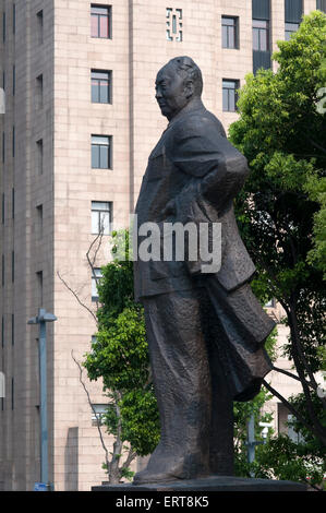 Vorsitzender Mao-Statue auf dem Bund in Central shanghai, Chen Yi Statue. China. Die Statue von Chen Yi die kommunistische militärische Befehlshaber und der Bürgermeister von Shanghai (1949-1958) am Bund. Shanghai. China Stockfoto