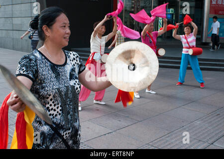 China, Shanghai, Nanjing Road, Tai Chi, Übungen, Menschen vor dem öffnen die Geschäfte. Abend, Tai Chi Gruppe trainieren auf Nanjing Stockfoto